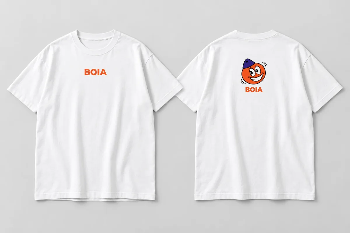 Camiseta BOIA en blanco, extendida sobre una superficie clara