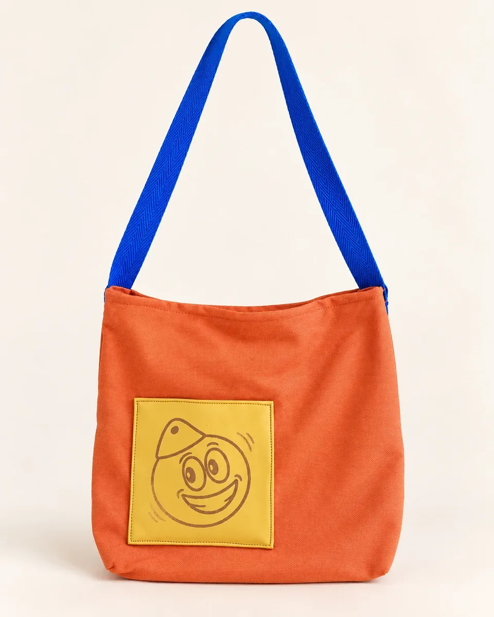 Tote bag BOIA hecha a mano, sola sobre fondo claro