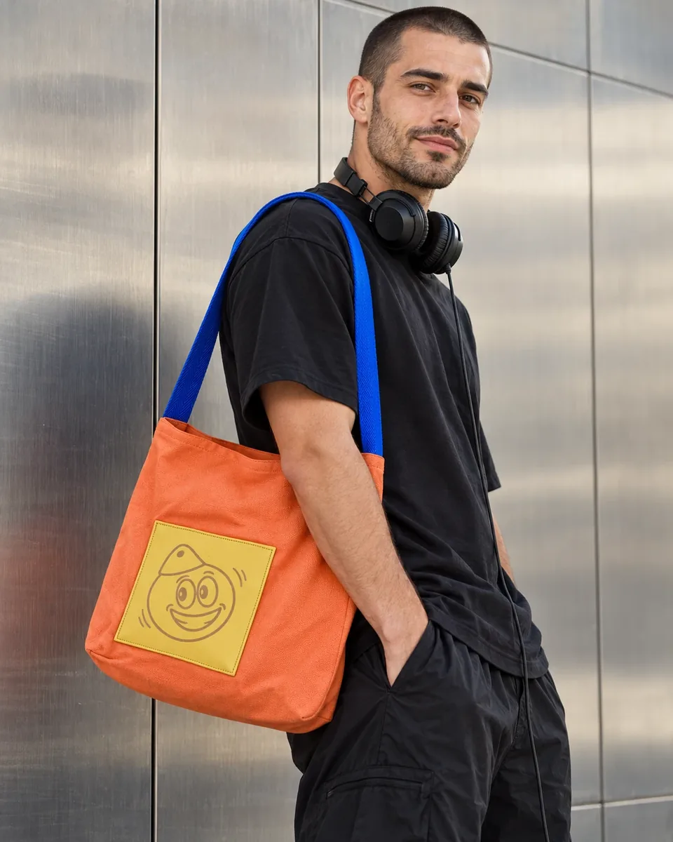 Un hombre lleva la tote bag BOIA